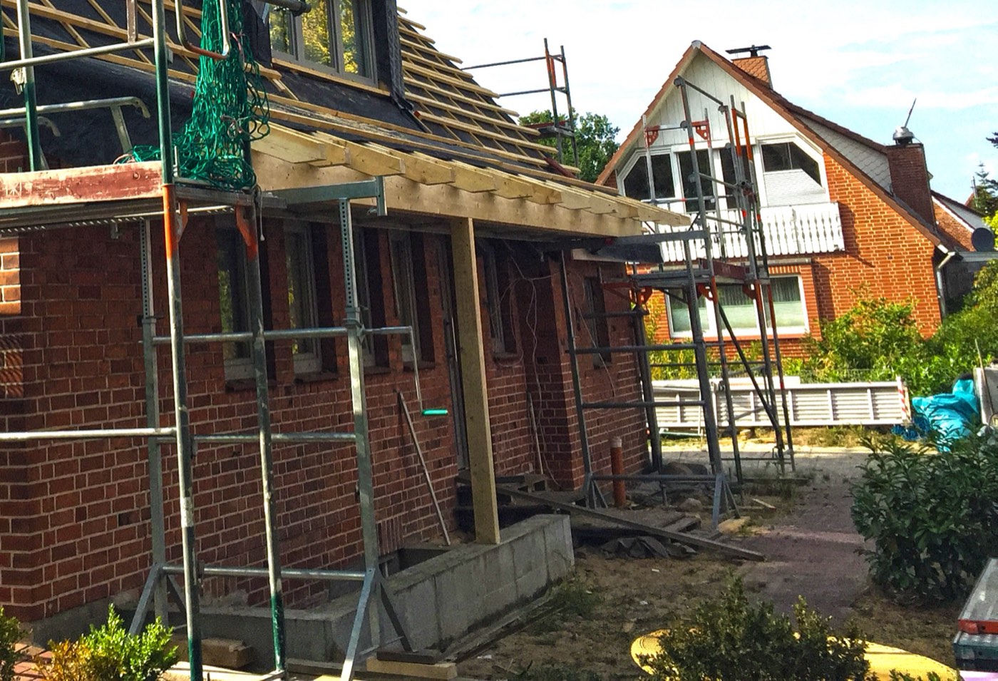 Eingangsbereich während der Arbeiten, Gerüst am Vordach